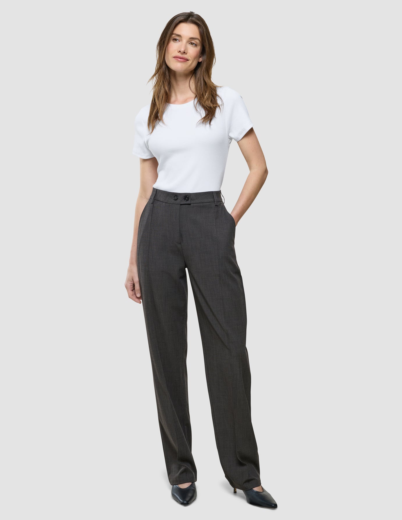 Nara Pants Straight i Cool Brown, helfigur på model.